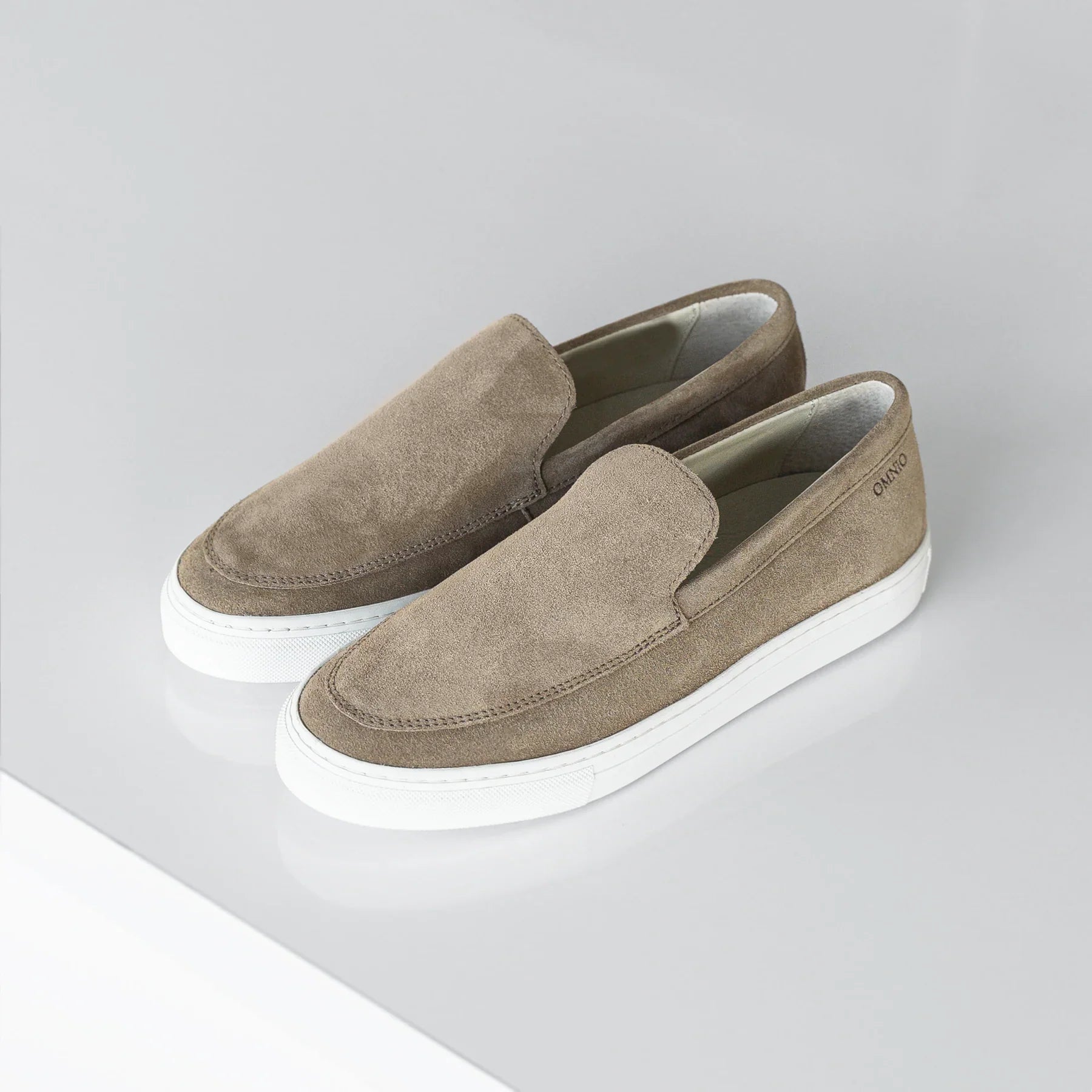 Omnio malton plain loafers heren camel suède